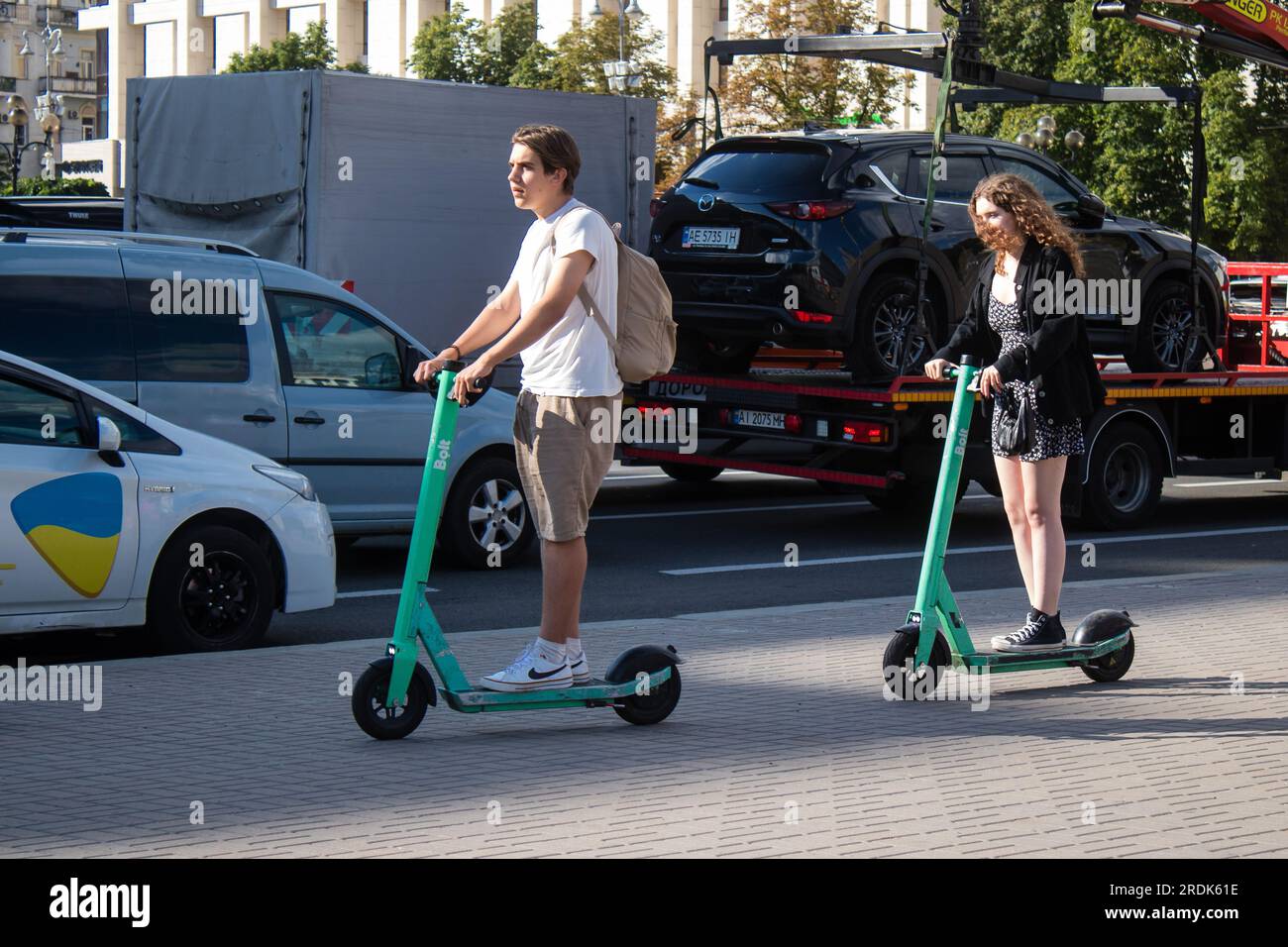 Während des Krieges mit Russland rollten Menschen mit einem elektrischen Roller in der Innenstadt Kiews, obwohl Kiew von russischen Raketen und Sirenen angegriffen wurde Stockfoto