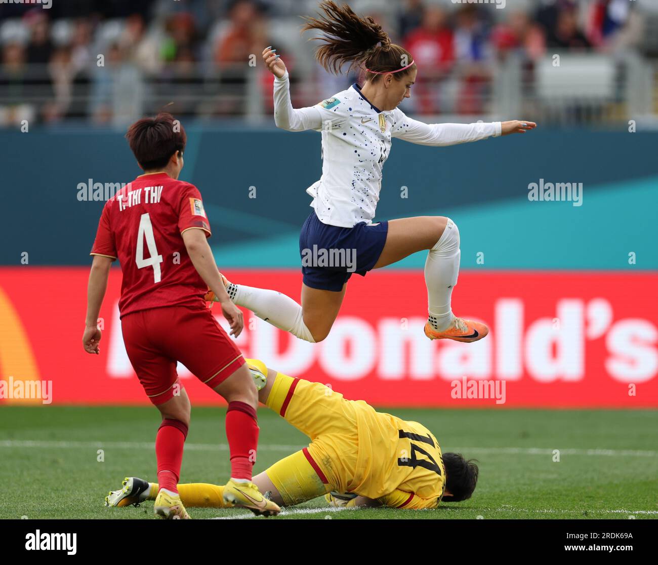 Auckland, Neuseeland. 22. Juli 2023. Alex Morgan (Top R) aus den Vereinigten Staaten tritt mit dem Torhüter Tran Thi Kim Thanh aus Vietnam während des Gruppen-E-Spiels zwischen den Vereinigten Staaten und Vietnam bei der FIFA Women's World Cup in Auckland, Neuseeland, am 22. Juli 2023 an. Kredit: Qin Lang/Xinhua/Alamy Live News Stockfoto