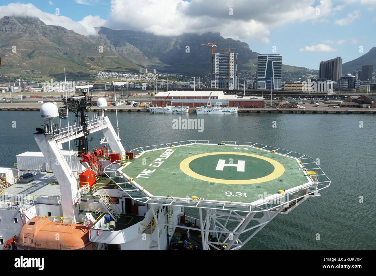 Offshore-Hilfsschiff für den Grabenaushub mit DP-System und grünem Helideck im Hafen von Kapstadt. Stockfoto