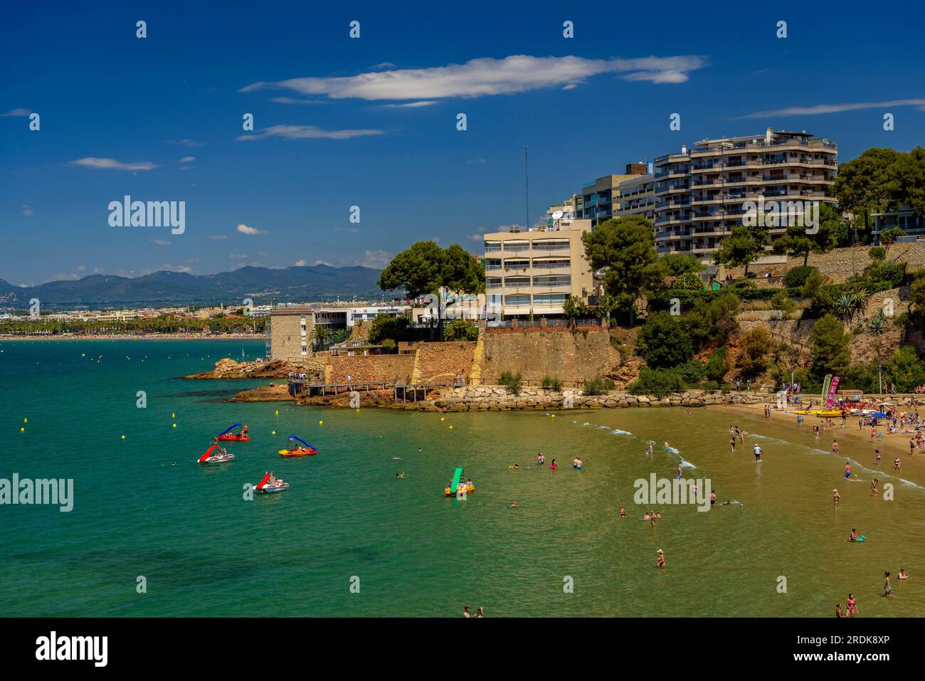 Capellans Beach in Salou vom Küstenpfad an der Küste der Costa Daurada (Tarragona, Katalonien, Spanien) aus gesehen, ESP: La playa de los Capellans de Salou Stockfoto