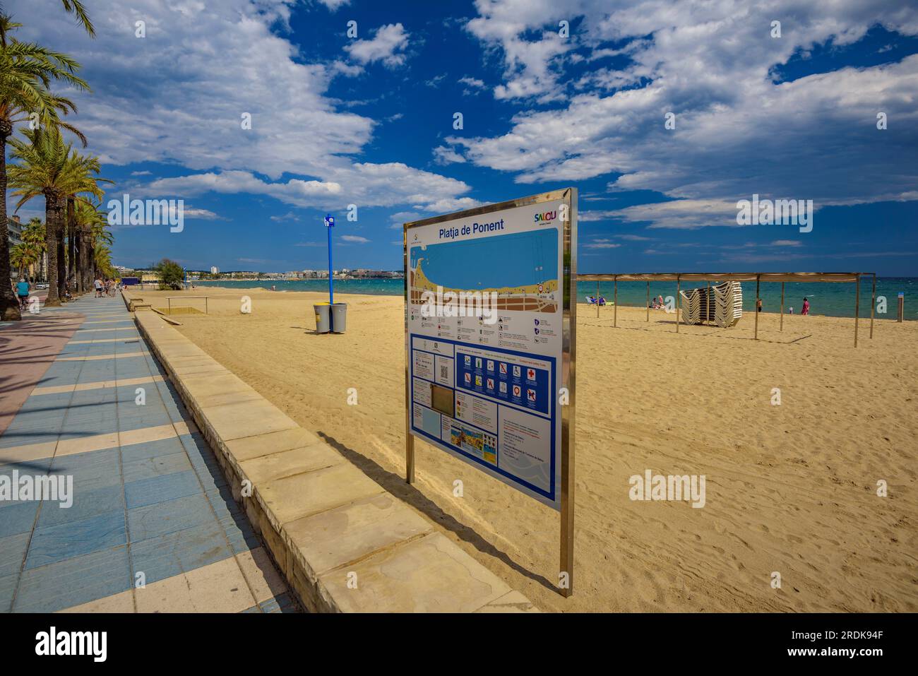 Platja de Ponent (Weststrand) von Salou an einem Sommernachmittag an der Küste der Costa Daurada (Tarragona, Katalonien, Spanien) ESP: Playa de Ponent de Salou Stockfoto