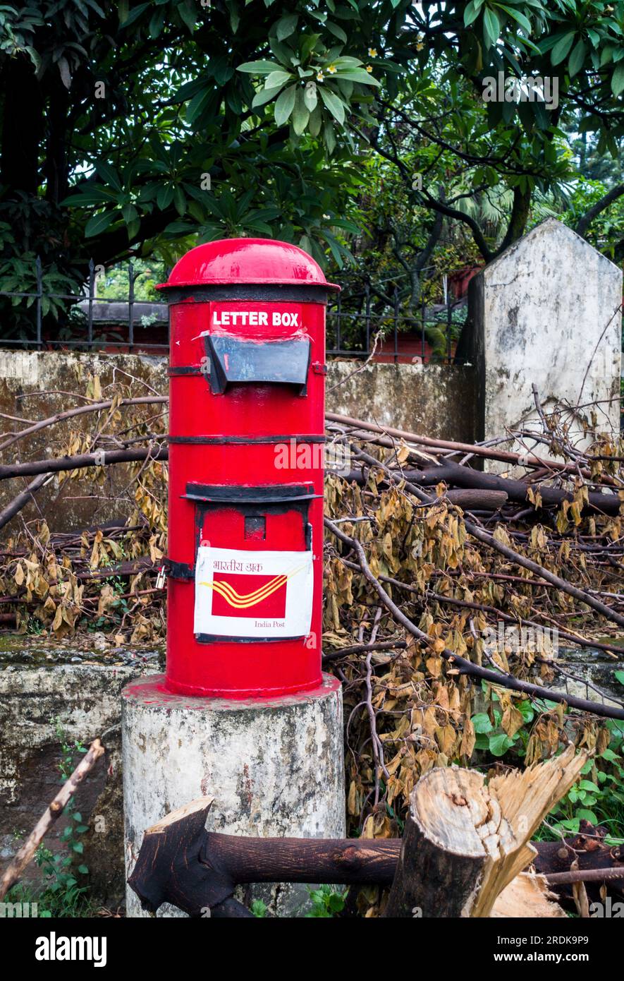 Juni 28. 2023, Uttarakhand, Indien. Ein roter Briefkasten. Indische Postdienste. Stockfoto