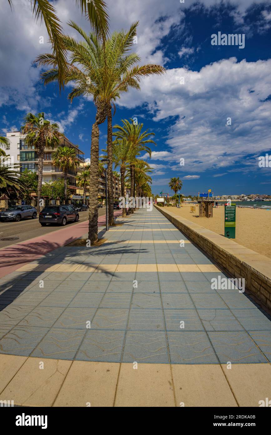 Promenade neben der Platja de Ponent (Weststrand) von Salou an einem Sommernachmittag (Tarragona, Katalonien, Spanien) ESP: Paseo Marítimo de Salou, España Stockfoto