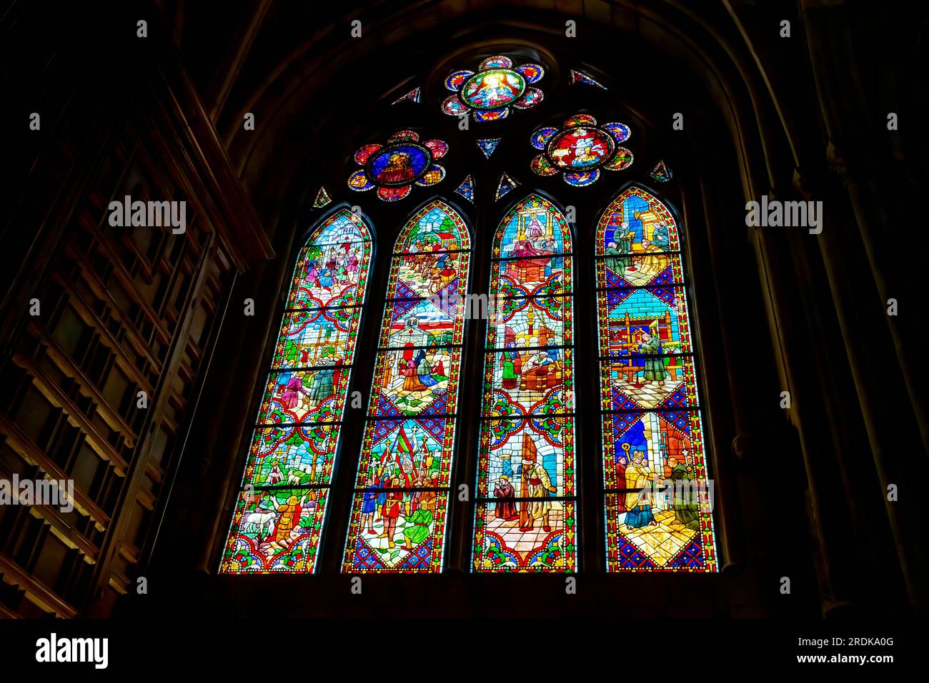 Mehrfarbige Buntglasfenster der Kathedrale Santa María de Regla de León. Die Geschichte der Kathedrale von León beginnt im 10. Jahrhundert, als König von Leó Stockfoto