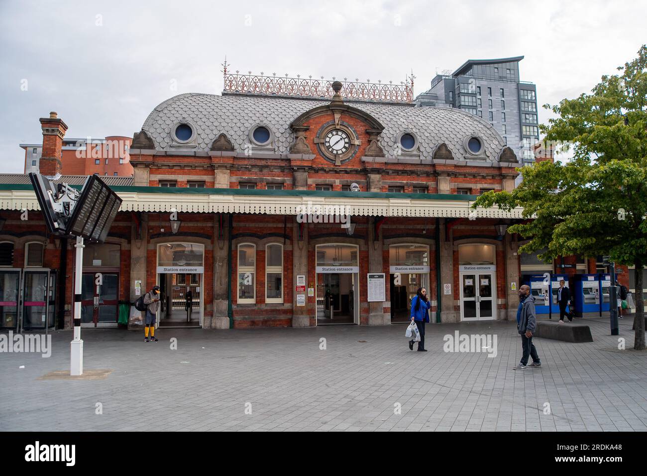 Slough, Großbritannien. 22. Juli 2023. Obwohl heute einige GWR-Züge verkehrten, war der Bahnhof Slough in Berkshire heute Morgen wegen der GWR Industrial Action ruhig. RMT-Streiks finden heute in Teilen des Schienennetzes in England statt, in einem anhaltenden Streit um die Bezahlung und die Schließung von Bahnhofsschaltern. Das Eisenbahnunternehmen, die Rail Delivery Group, hat angekündigt, dass die Schließung der meisten Bahnhofskarten-Büros in England bestätigt wurde. Dies ist ein schwerer Schlag für die Eisenbahnarbeiter, von denen viele befürchten, dass sie ihre Arbeitsplätze verlieren. Es wird auch kritisiert Stockfoto