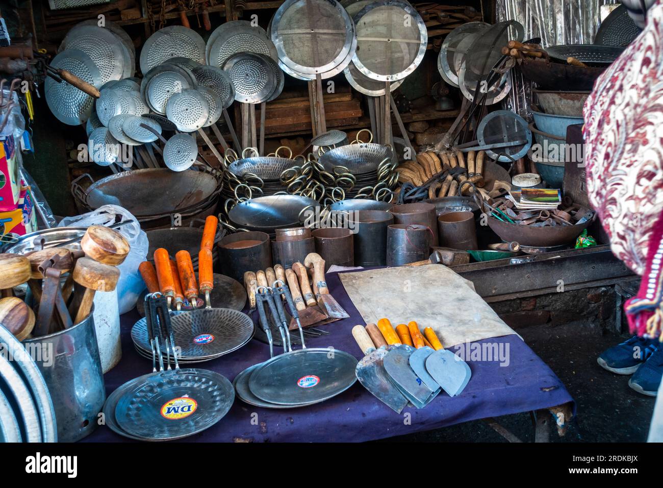 Juni 28. 2023, Uttarakhand, Indien. Verschiedene Arten von Arbeitsgeräten und Utensilien aus Metall in einem Baumarkt am Straßenrand, Dehradun City. Stockfoto