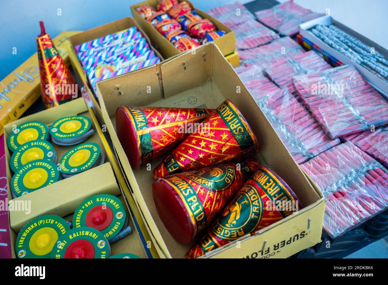 Juni 28. 2023, Uttarakhand, Indien. Verschiedene Arten von Feuerwerkskörpern auf einer Tischplatte. Diwali-Festival. Stockfoto
