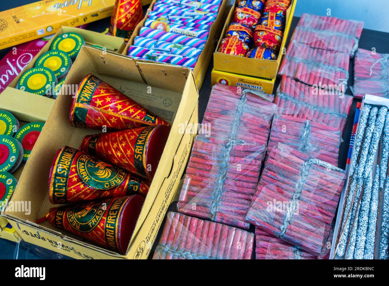 Juni 28. 2023, Uttarakhand, Indien. Verschiedene Arten von Feuerwerkskörpern auf einer Tischplatte. Diwali-Festival. Stockfoto