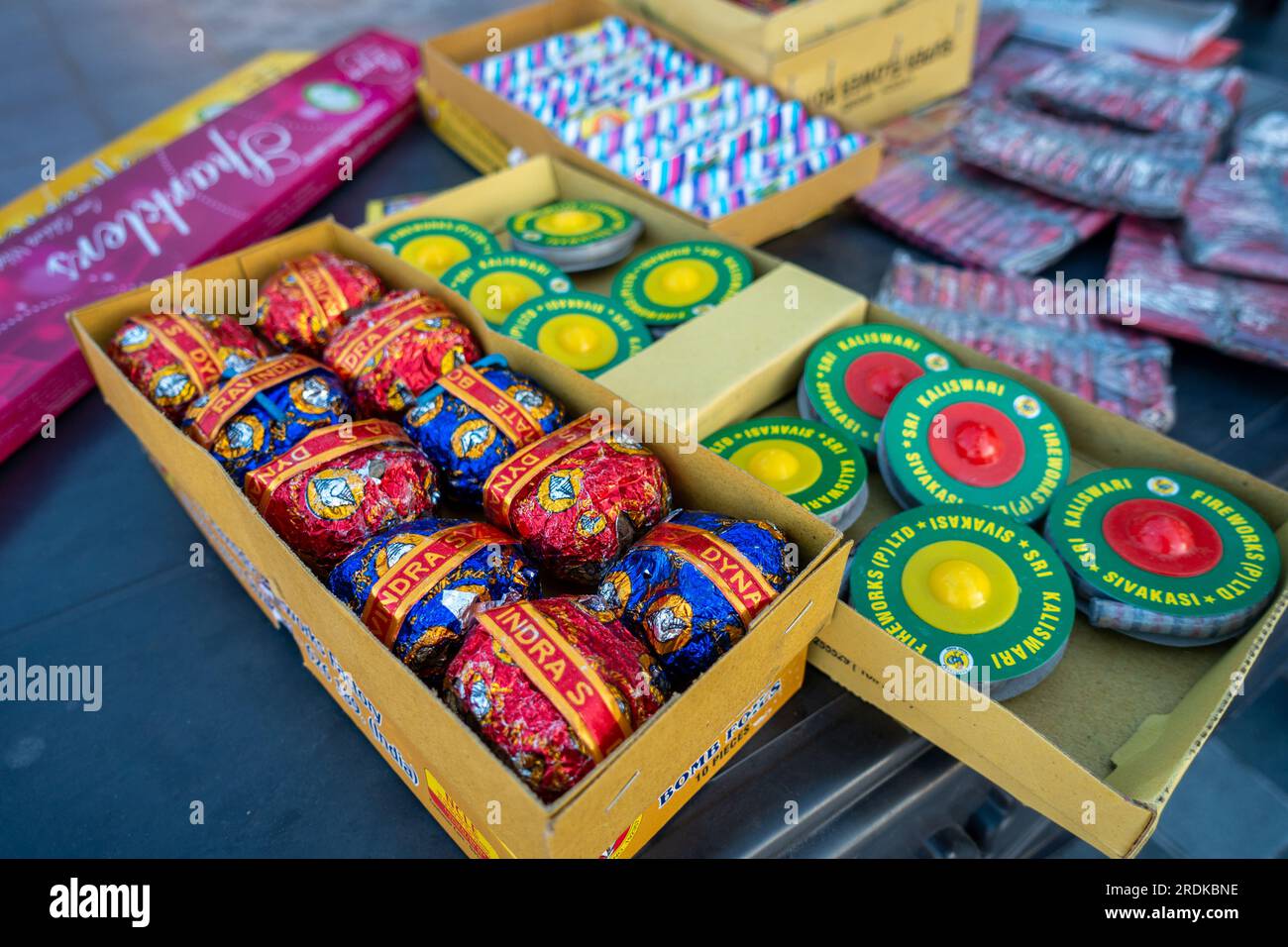 Juni 28. 2023, Uttarakhand, Indien. Verschiedene Arten von Feuerwerkskörpern auf einer Tischplatte. Diwali-Festival. Stockfoto