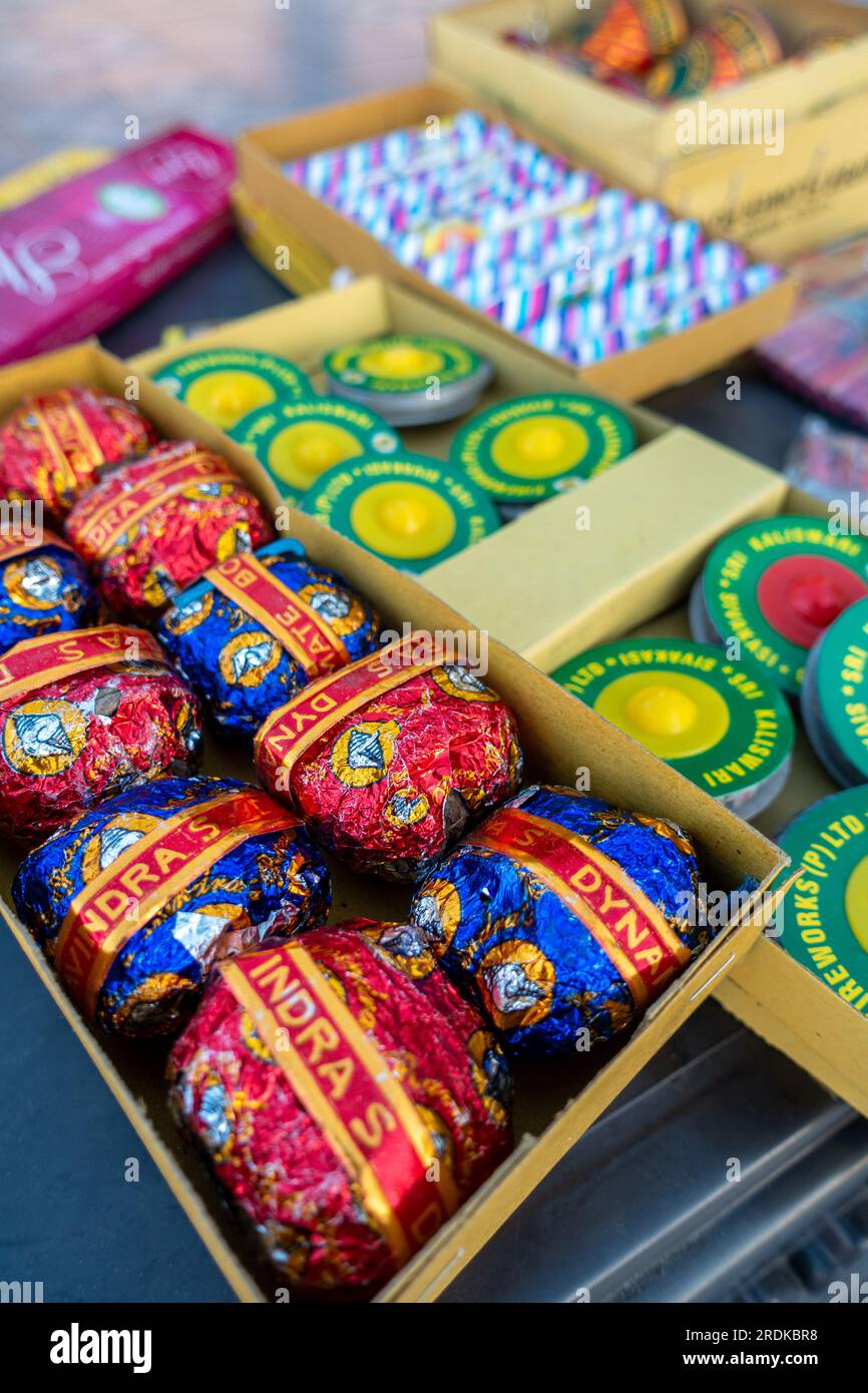Juni 28. 2023, Uttarakhand, Indien. Verschiedene Arten von Feuerwerkskörpern auf einer Tischplatte. Diwali-Festival. Stockfoto