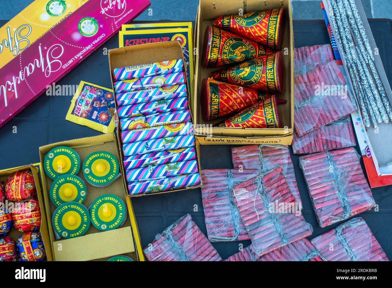 Juni 28. 2023, Uttarakhand, Indien. Verschiedene Arten von Feuerwerkskörpern auf einer Tischplatte. Diwali-Festival. Stockfoto