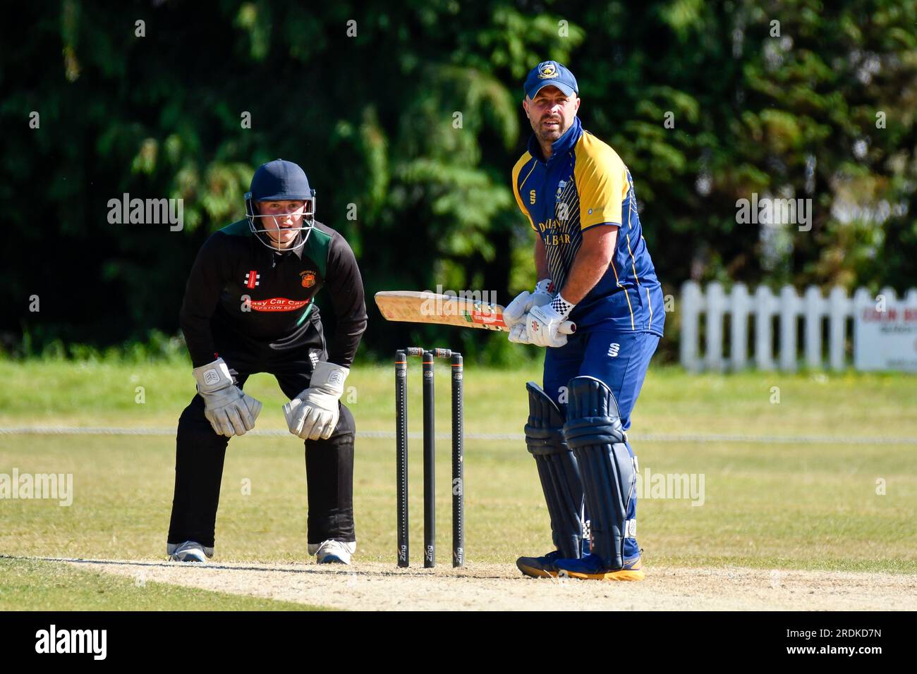 Clydach, Wales. 3. Juni 2023 Wicketkeeper Harry Hughes von Chepstow und Schlagmann James Garland von Clydach während des Zweiten Spiels der South Wales Premier Cricket League Division zwischen Clydach und Chepstow im Waverley Park in Clydach, Wales, Großbritannien am 3. Juni 2023. Kredit: Duncan Thomas/Majestic Media. Stockfoto