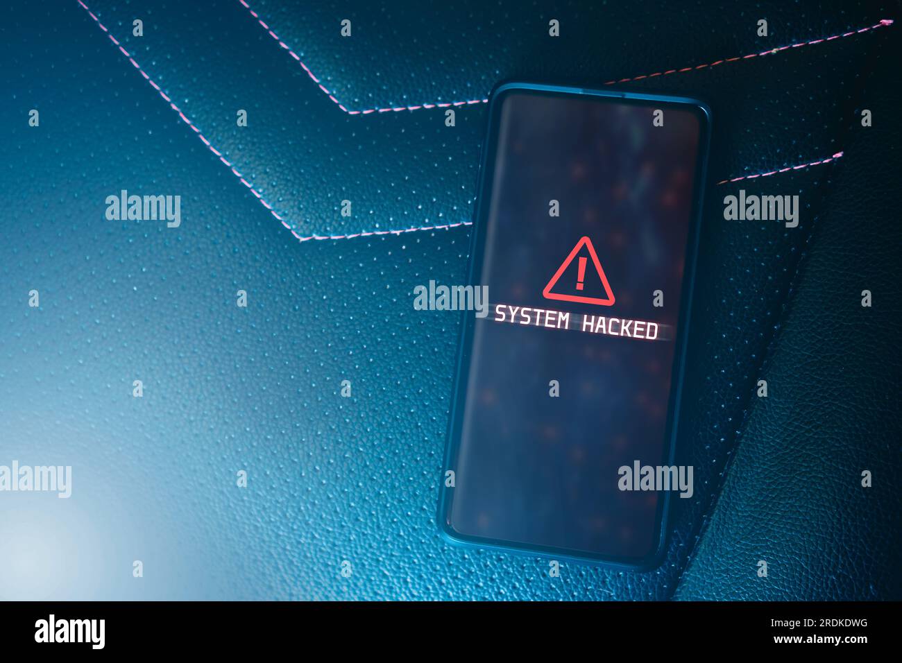 Flach liegendes Foto eines Smartphones mit System-Hackeralarm auf dem Bildschirm. Kompromittiertes Informationskonzept. Internetvirus Cybersicherheit und Cyberkriminalität. Stockfoto