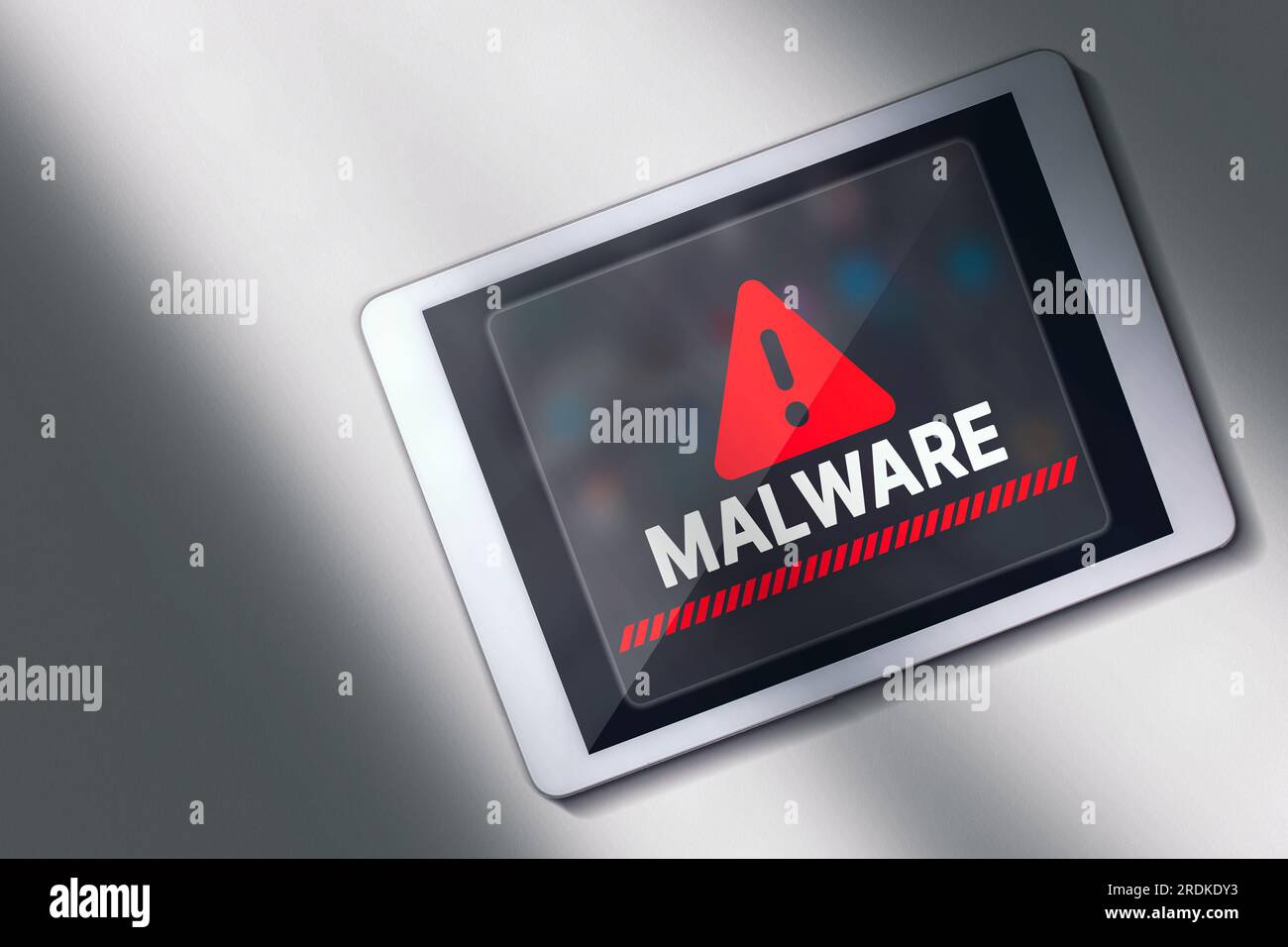 Desktop-Ansicht Foto der Malware-Warnung auf dem Bildschirm des digitalen Tablets. Kompromittiertes Informationskonzept. Internetvirus Cybersicherheit und Cyberkriminalität. Stockfoto