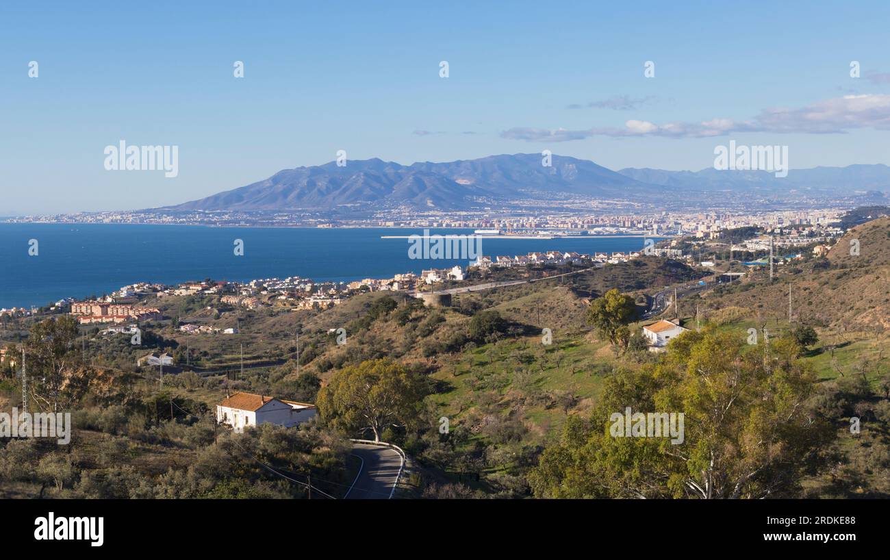 Malaga und Teil der westlichen Costa del Sol aus dem Osten. Malaga, Costa del Sol, Provinz Malaga, Andalusien, Südspanien. Stockfoto