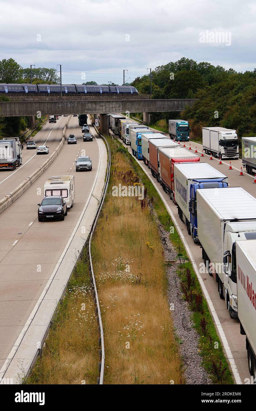 Ashford, Kent, Großbritannien. 22. Juli 2023. Operation Brock ist auf der M20. Unterwegs zur Küste von Dover. Nur Lastkraftwagen dürfen auf der Autobahn in Richtung Süden fahren, und Autos sollen die Straße in Richtung Norden teilen, um Staus im Hafen von Dover zu vermeiden. Bildnachweis: PAL News/Alamy Live News Stockfoto