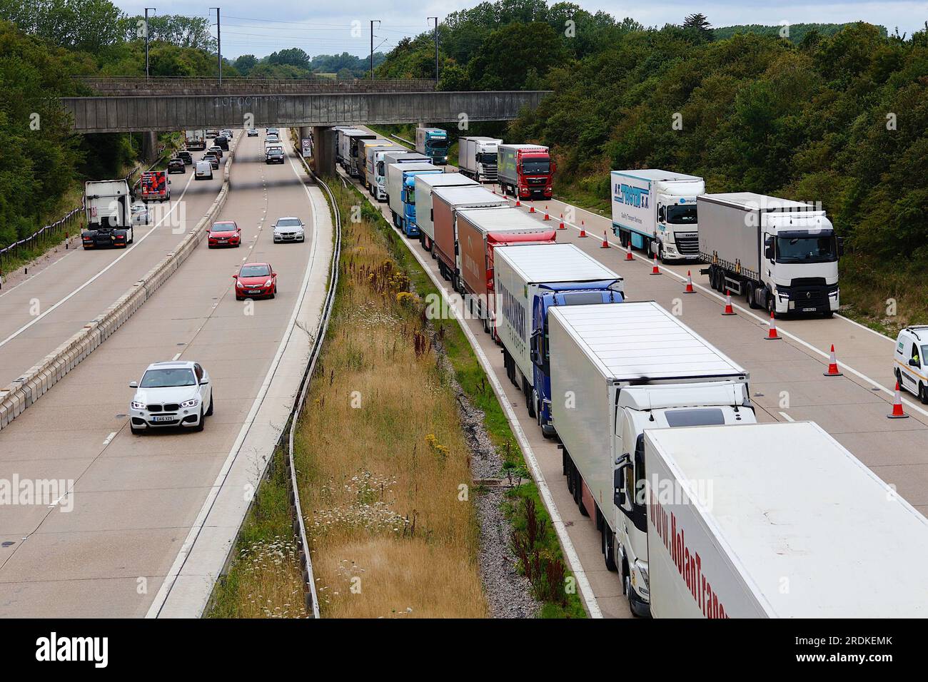 Ashford, Kent, Großbritannien. 22. Juli 2023. Operation Brock ist auf der M20. Unterwegs zur Küste von Dover. Nur Lastkraftwagen dürfen auf der Autobahn in Richtung Süden fahren, und Autos sollen die Straße in Richtung Norden teilen, um Staus im Hafen von Dover zu vermeiden. Bildnachweis: PAL News/Alamy Live News Stockfoto