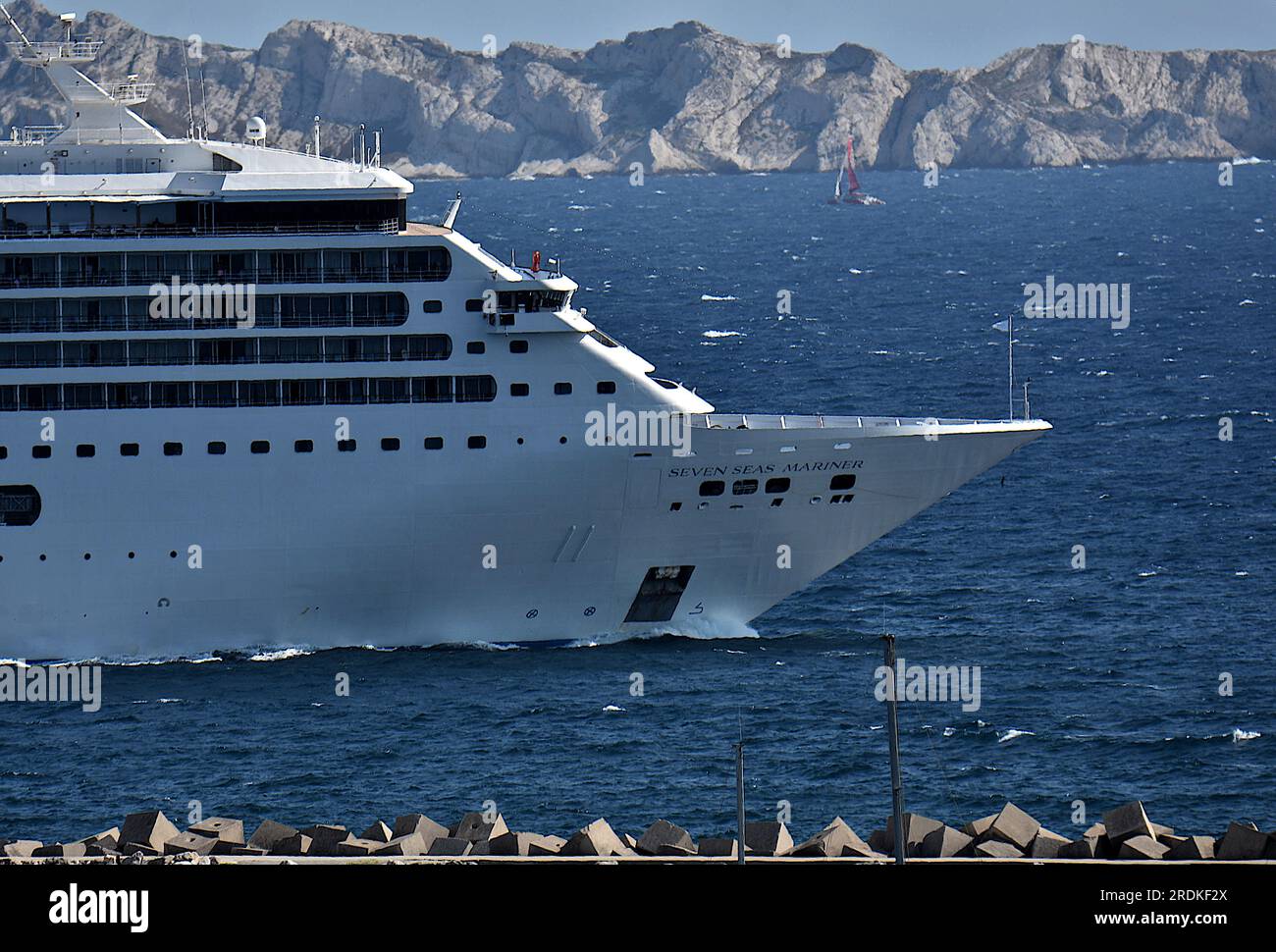 Marseille, Frankreich. 21. Juli 2023. Das Passagierschiff Seven Seas Mariner verlässt den französischen Mittelmeerhafen von Marseille. (Foto: Gerard Bottino/SOPA Images/Sipa USA) Guthaben: SIPA USA/Alamy Live News Stockfoto