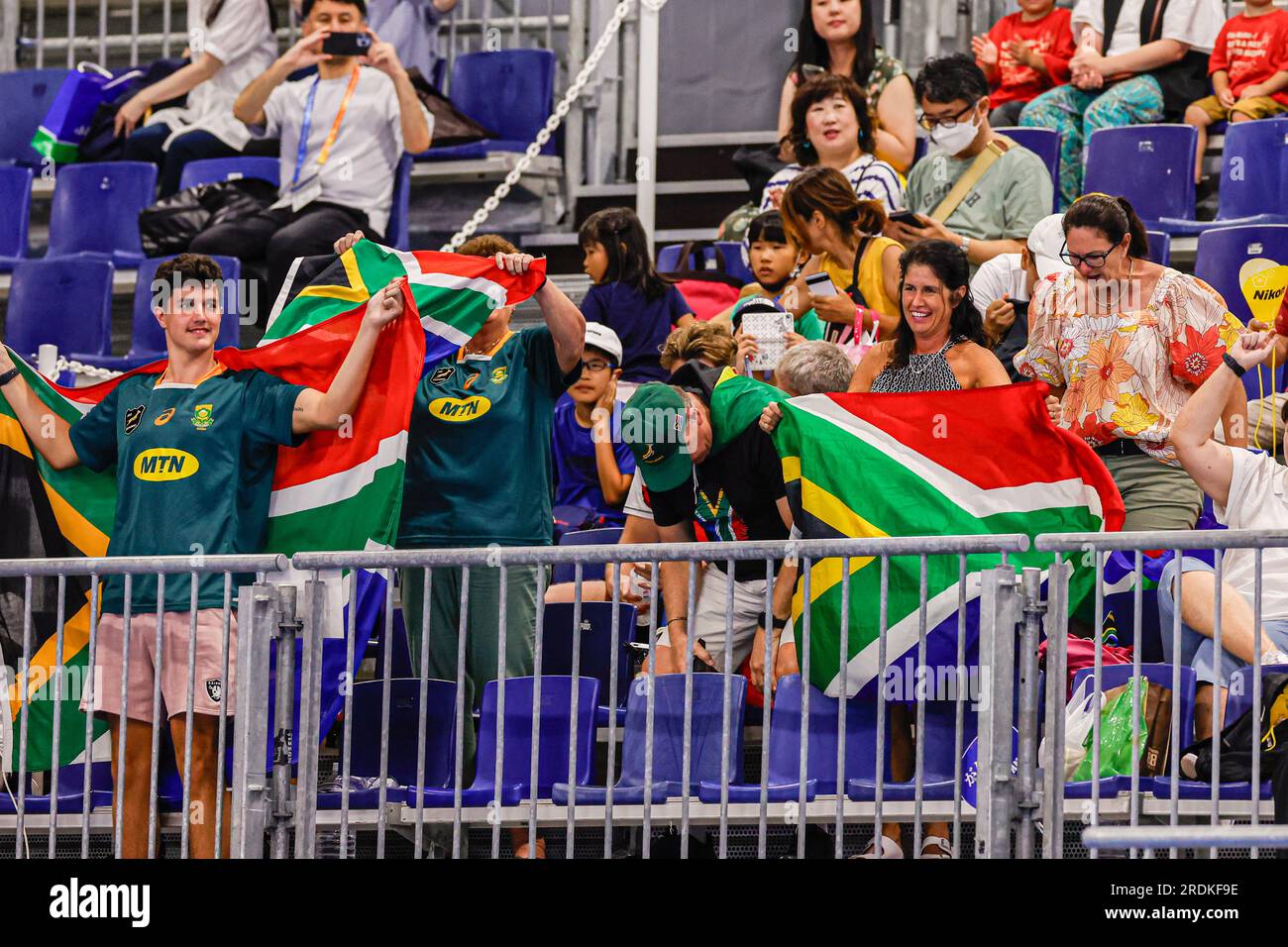 Fukuoka, Japan. 22. Juli 2023. FUKUOKA, JAPAN - 22. JULI: Südafrikanische Fans während der World Aquatics Championships 2023 Women's Waterpolo Crossover Match zwischen Südafrika und Kanada am 22. Juli 2023 in Fukuoka, Japan (Foto: Albert Ten Hove/Orange Pictures). Guthaben: Orange Pics BV/Alamy Live News Stockfoto