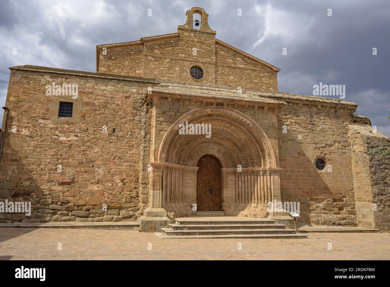 Romanische Kirche Santa Maria del Castell im oberen Teil der Stadt Cubells (La Noguera, Lleida, Katalonien, Spanien) Stockfoto