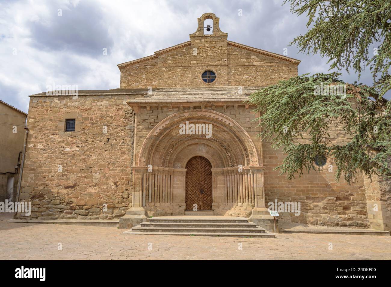 Romanische Kirche Santa Maria del Castell im oberen Teil der Stadt Cubells (La Noguera, Lleida, Katalonien, Spanien) Stockfoto