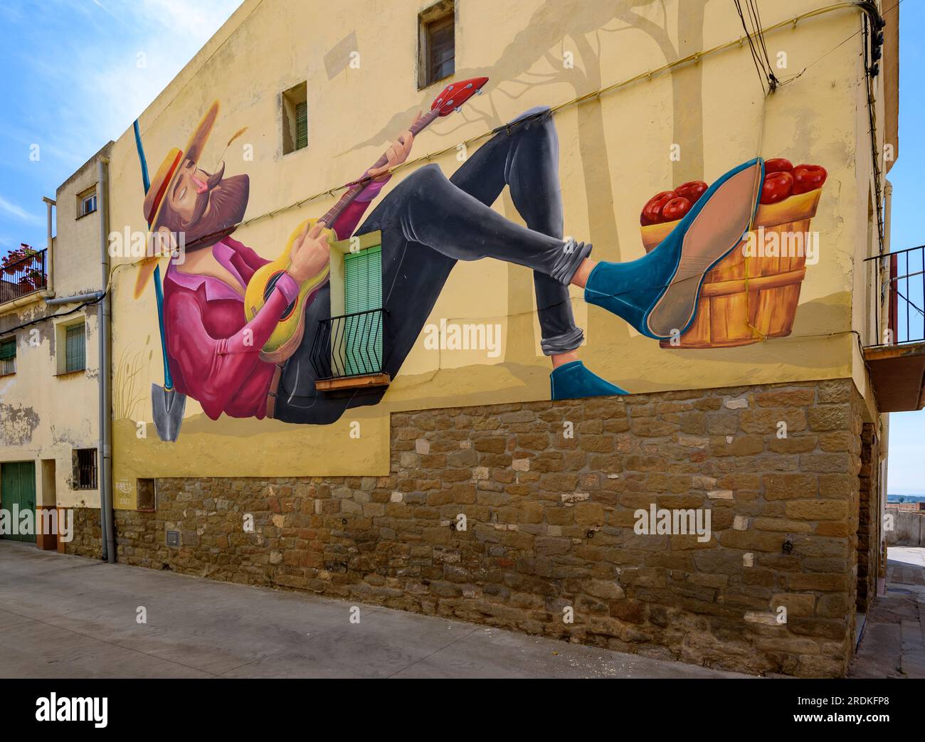 Wandgemälde auf Häusern in der Stadt Penelles nach dem gar-gar-Festival (La Noguera, Lleida, Katalonien, Spanien) ESP: Murales pintados en Penelles Stockfoto