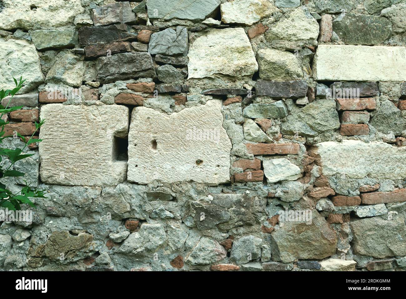 Steine von murus dacicus in einer Kirchenmauer; diese stammen aus der dakischen Festung von Apoulon, wo die Einheimischen die Steine über die Jahrhunderte hinweg bewegt haben Stockfoto