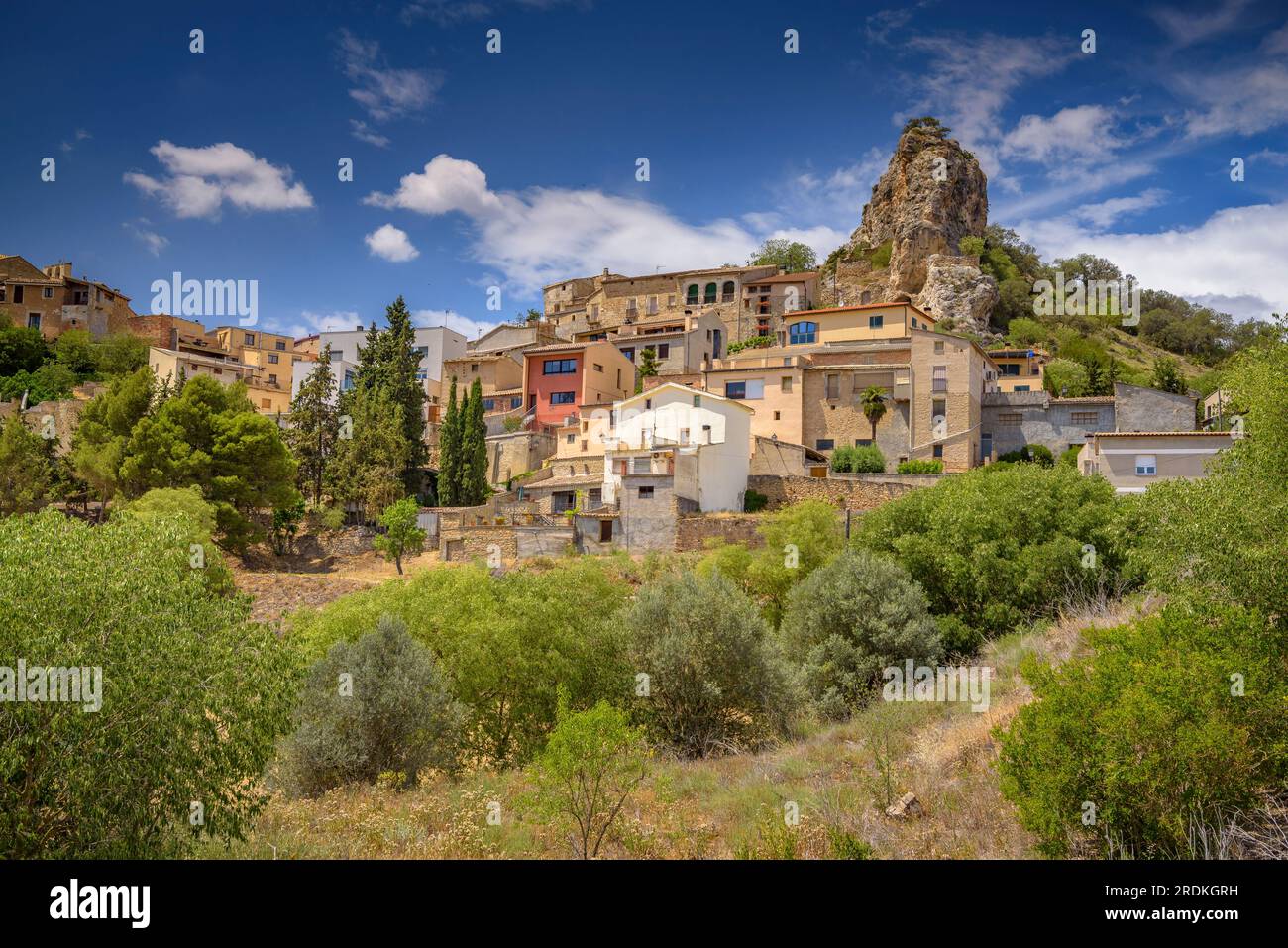 Das Dorf Foradada im Frühling mittags mit dem charakteristischen Felsen, der das Dorf gipfelt (La Noguera, Lleida, Katalonien, Spanien) Stockfoto