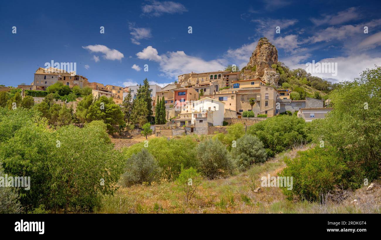 Das Dorf Foradada im Frühling mittags mit dem charakteristischen Felsen, der das Dorf gipfelt (La Noguera, Lleida, Katalonien, Spanien) Stockfoto