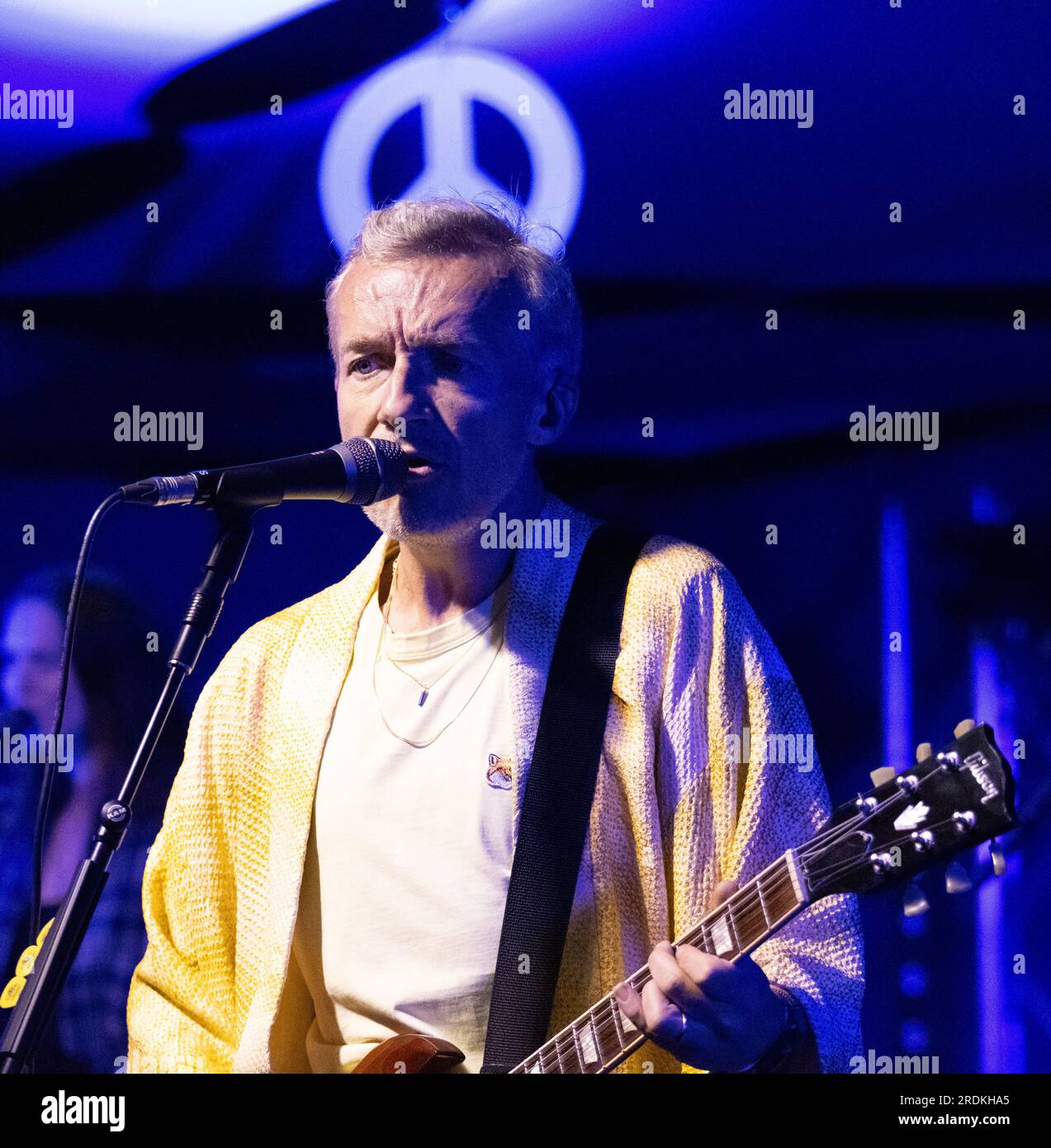 Fraser T Smith am zweiten Nebula-Stage-Tag beim Bluedot-Festival. Der Hauptdarsteller Roisen Murphy war nach dem Spiel von Django Django auf der Lovell-Bühne in den Massen. Future Utopia wurde am Freitag, den 21. Juli 2023, als letzte Nacht auf der Nebelbühne gut aufgenommen. Zu den wissenschaftlichen Rednern zählten Professor Tim O'Brien für Astrophysik und ein Associate Director des Jodrell Bank Centre for Astrophysics an der Universität Manchester sowie Professor Sheena Cruickshank von der Lydia Becker vom Manchester Institute of Immunology and Inflammation.Jodrell Bank, Cheshire, Vereinigtes Königreich. Bild: Garyroberts/weltweit Stockfoto