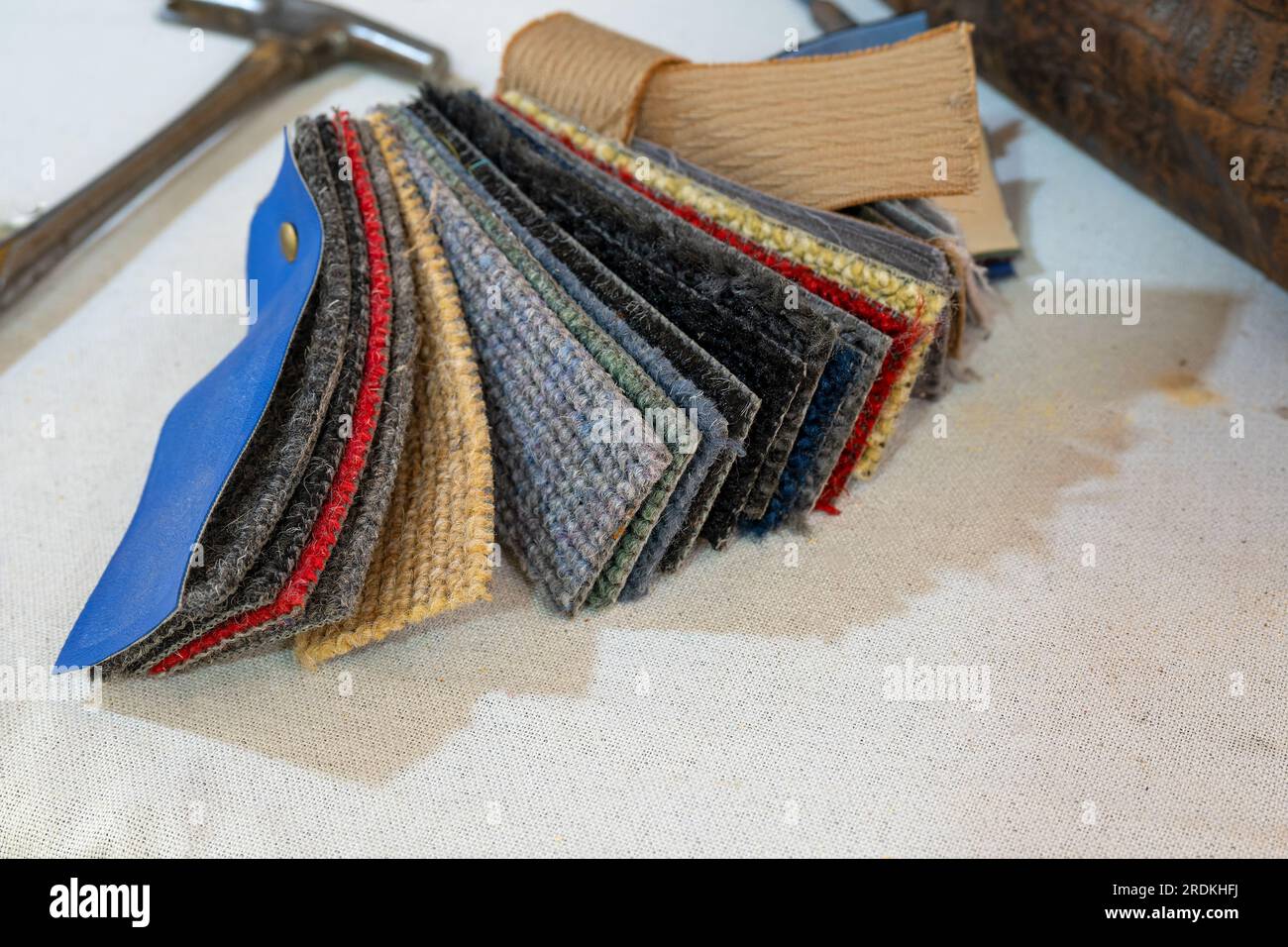 Teppichmusterstücke in verschiedenen Farben aus robusten Pflanzenfasern für ein natürliches und umweltfreundliches Innendesign, Kopierraum, ausgewählten Fokus, schmal Stockfoto