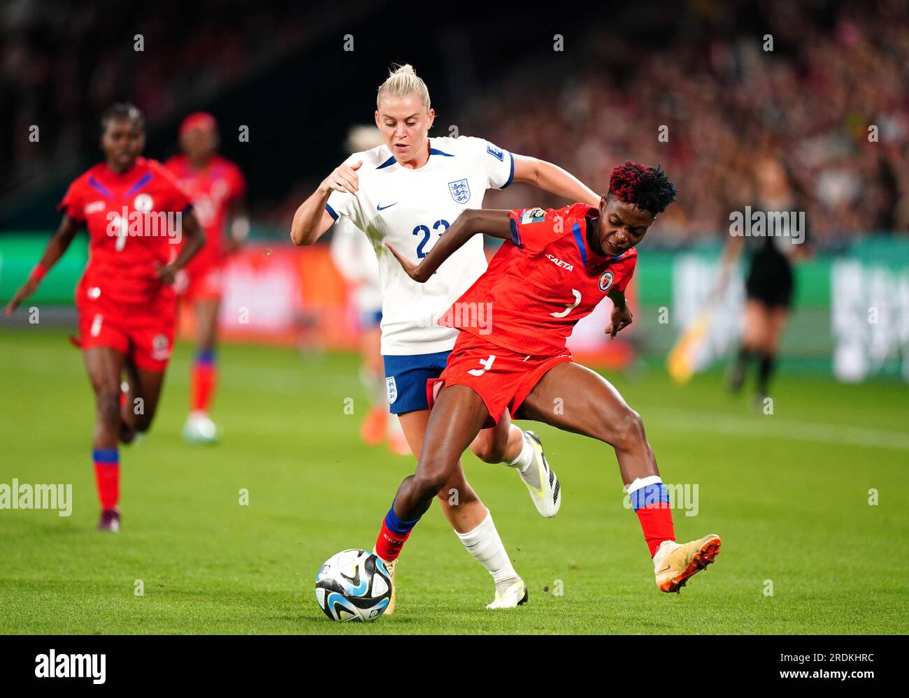 Haitis Jennyfer Limage (rechts) und Englands Alessia Russo kämpfen beim FIFA Women's World Cup 2023, Group D Match im Brisbane Stadium, Brisbane. Bilddatum: Samstag, 22. Juli 2023. Stockfoto
