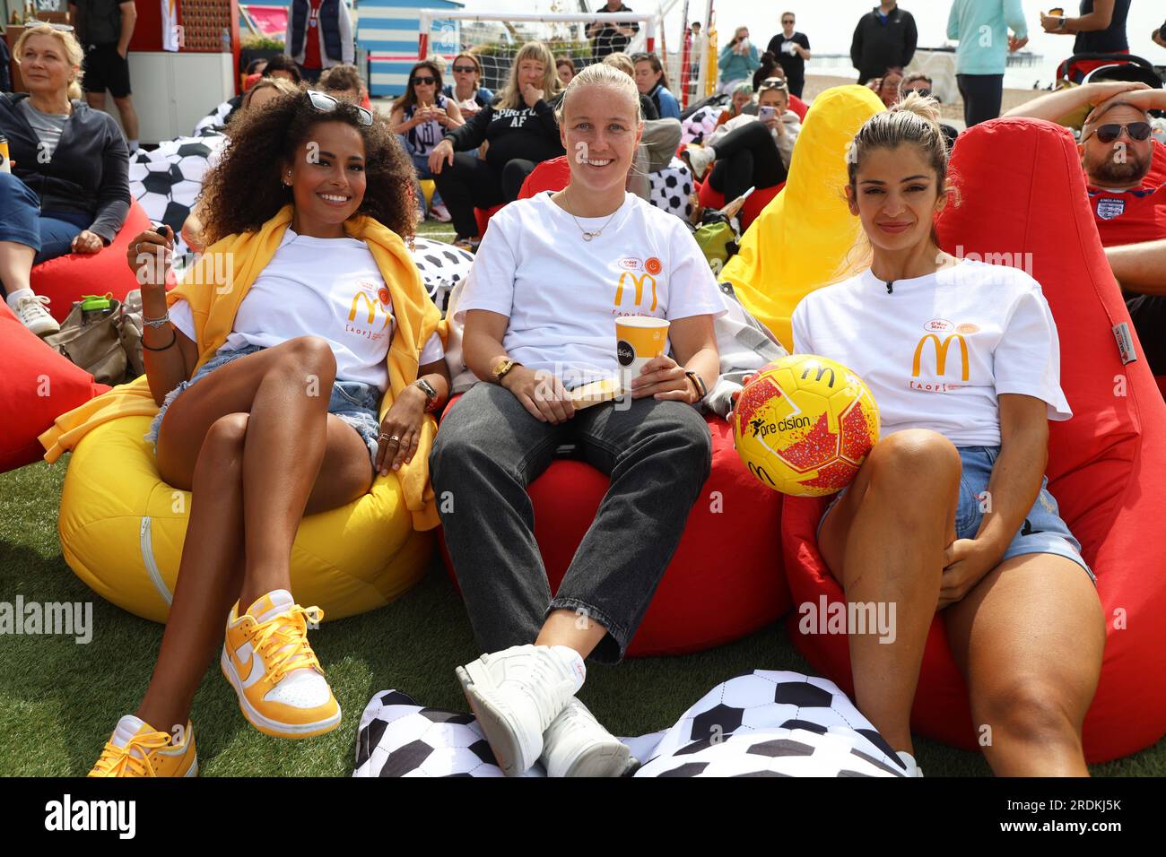 NUR REDAKTIONELLE VERWENDUNG (von links nach rechts) Ex-Love Islander Amber Gill, Lioness und McDonalds Fußballbotschafterin Beth Mead und Fußballfreestyler Harriet Pavlou nehmen an einer Vorführung in Brighton von England Teil, dem ersten Gruppenspiel der FIFA Women's World Cup gegen Haiti. Bilddatum: Samstag, 22. Juli 2023. Stockfoto