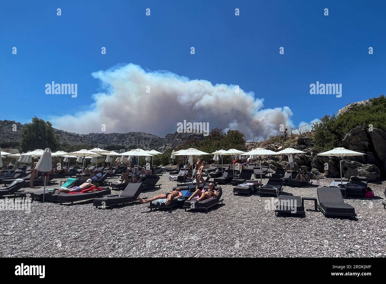 Rauch von Wildfire über der Ferieninsel Rhodos als Reinfeuer von Wildfire aufgrund des starken Windes Blick vom Viglika Beach, in der Nähe von Lindos, Griechenland, 22. Juli 2023 (Foto von Mark Cosgrove/News Images) Stockfoto