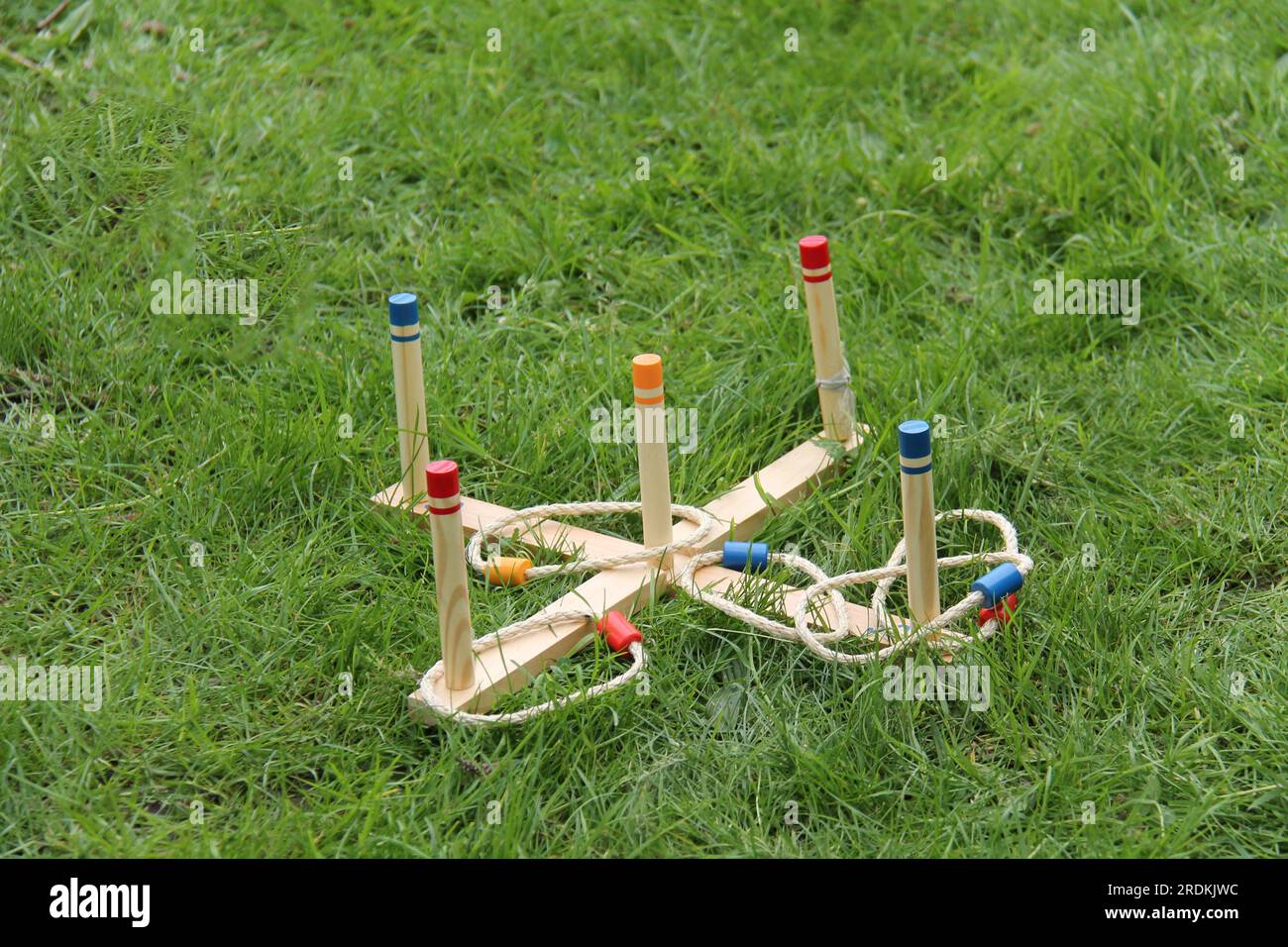 Ein altes Hoopla-Spiel aus Holz mit Seilkörben. Stockfoto