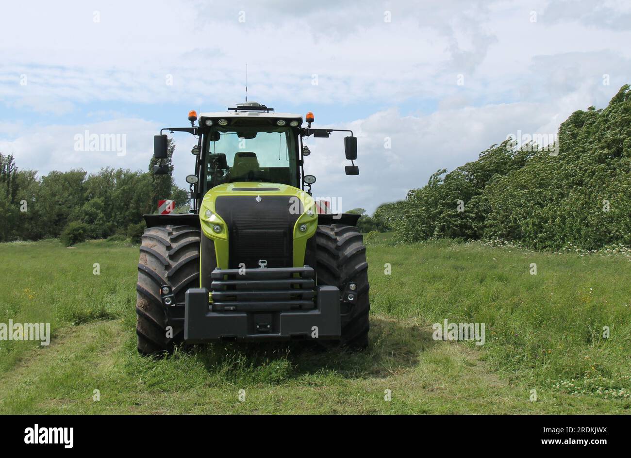 Ein großer moderner HD-Traktor für landwirtschaftliche Zwecke. Stockfoto