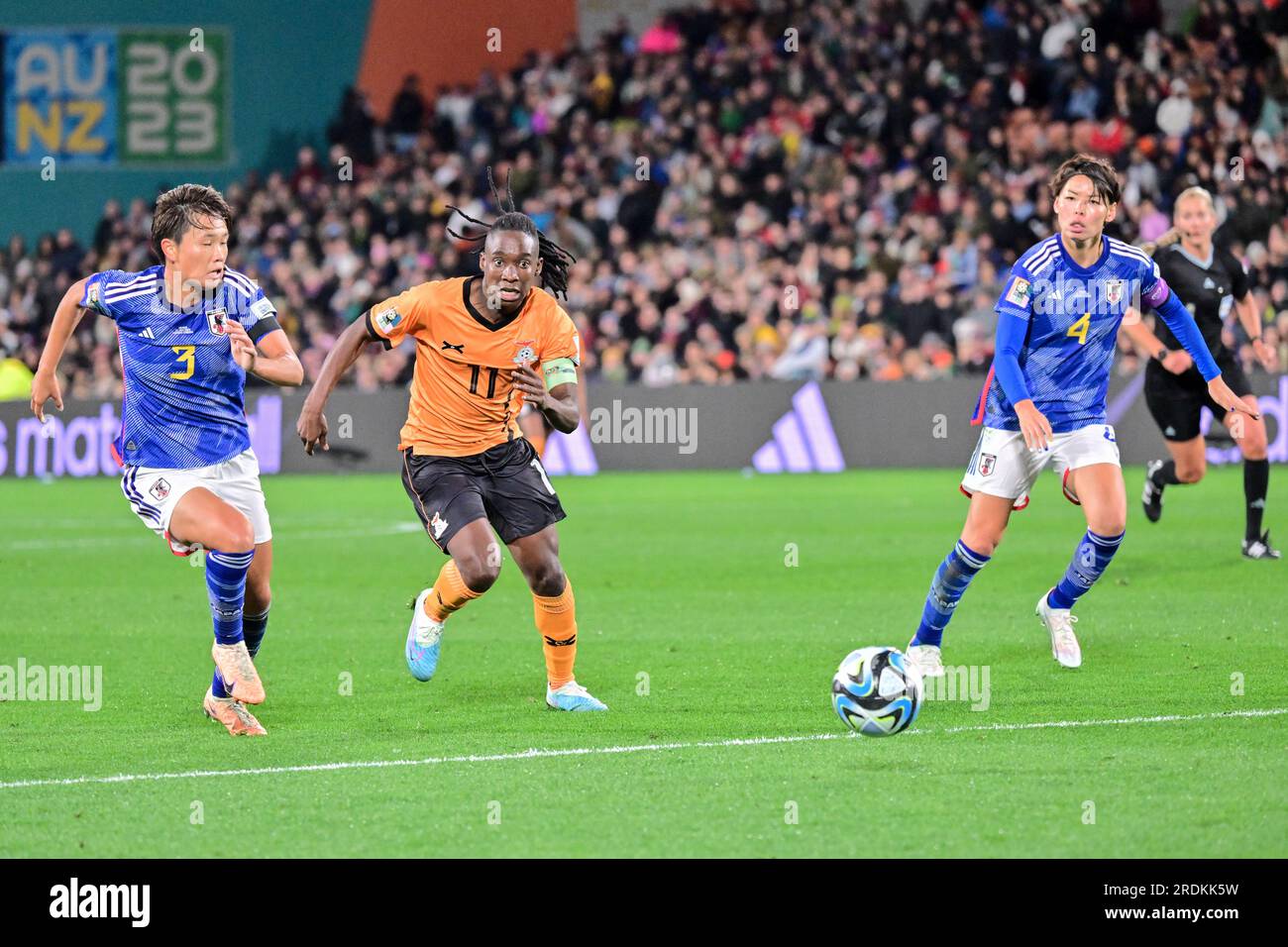 Hamilton, Neuseeland. 22. Juli 2023. Minami Moeka (L) aus Japan spielt mit Barbra Banda (C) aus Sambia während des Spiels der Gruppe C bei der FIFA Women's World Cup in Hamilton, Neuseeland, am 22. Juli 2023. Kredit: Zhu Wei/Xinhua/Alamy Live News Stockfoto