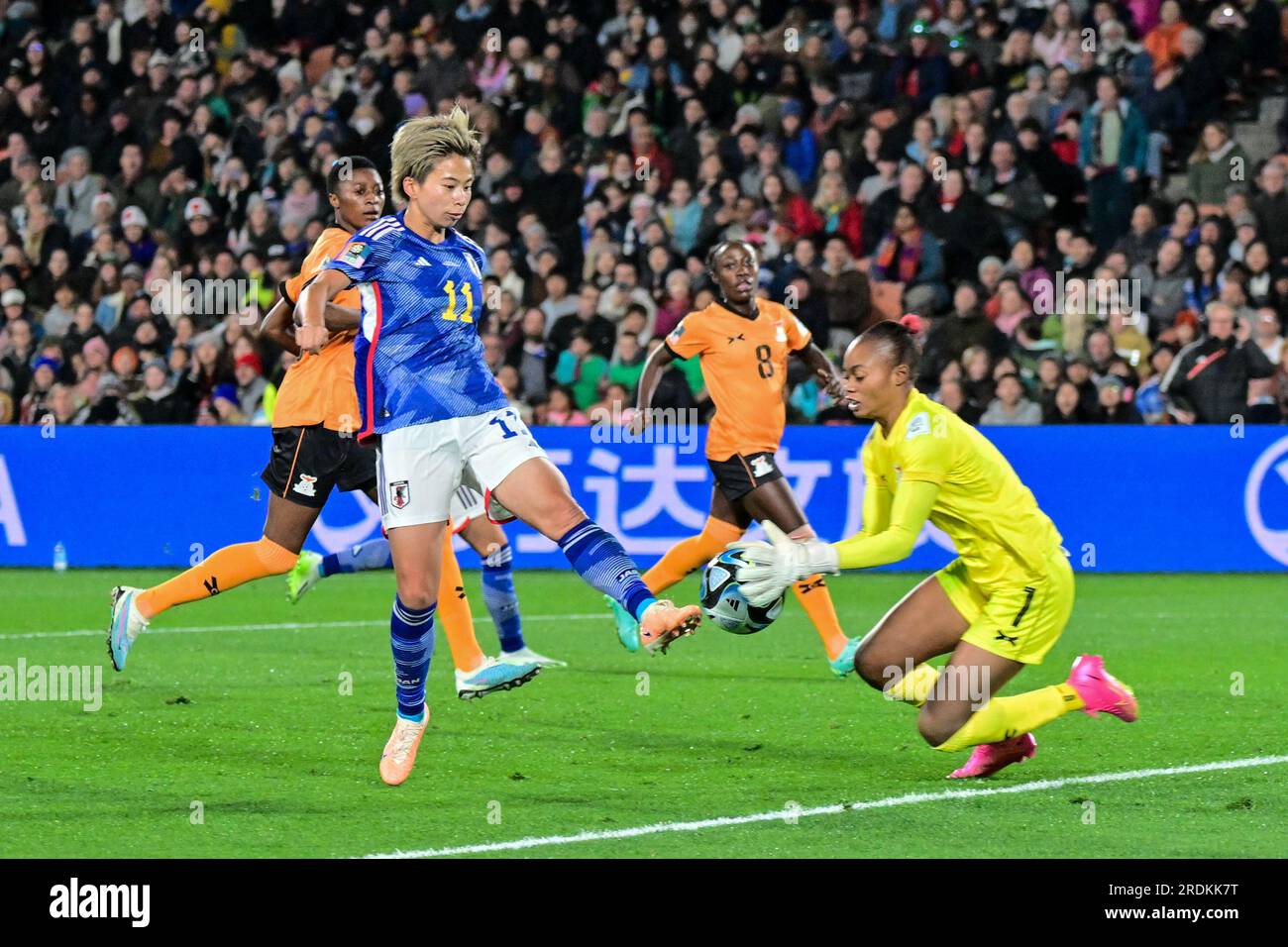 Hamilton, Neuseeland. 22. Juli 2023. Tanaka Mina (L) aus Japan schießt während des Gruppenspiels zwischen Sambia und Japan bei der FIFA Women's World Cup in Hamilton, Neuseeland, am 22. Juli 2023. Kredit: Zhu Wei/Xinhua/Alamy Live News Stockfoto