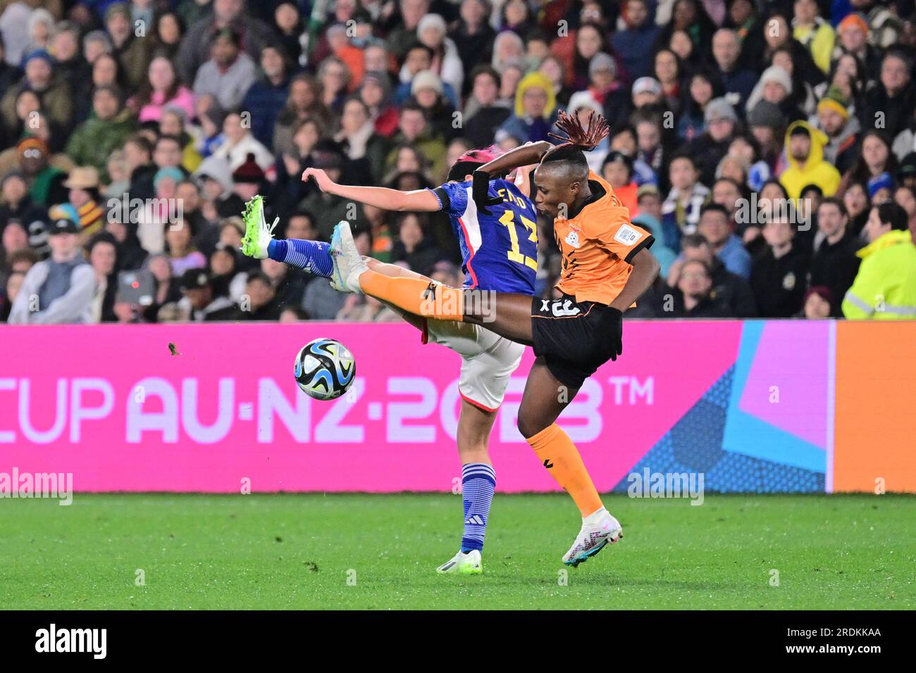 Hamilton, Neuseeland. 22. Juli 2023. Endo Jun (L) aus Japan spielt mit Siomala Mapepa aus Sambia während des Gruppe-C-Spiels bei der FIFA Women's World Cup in Hamilton, Neuseeland, am 22. Juli 2023. Kredit: Zhu Wei/Xinhua/Alamy Live News Stockfoto