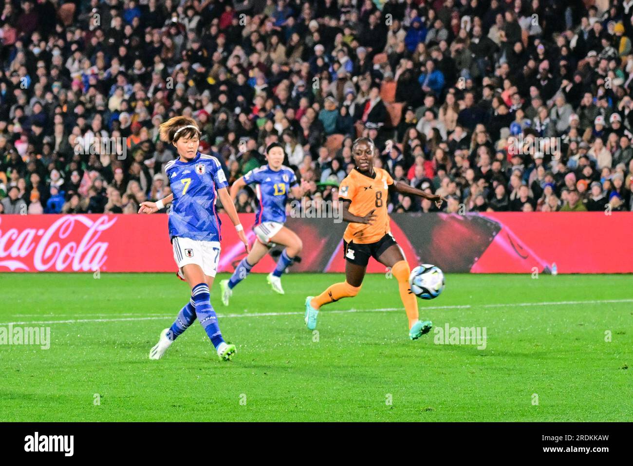Hamilton, Neuseeland. 22. Juli 2023. Miyazawa Hinata (L) aus Japan erzielt beim Spiel der Gruppe C zwischen Sambia und Japan bei der FIFA Women's World Cup in Hamilton, Neuseeland, 22. Juli 2023. Kredit: Zhu Wei/Xinhua/Alamy Live News Stockfoto