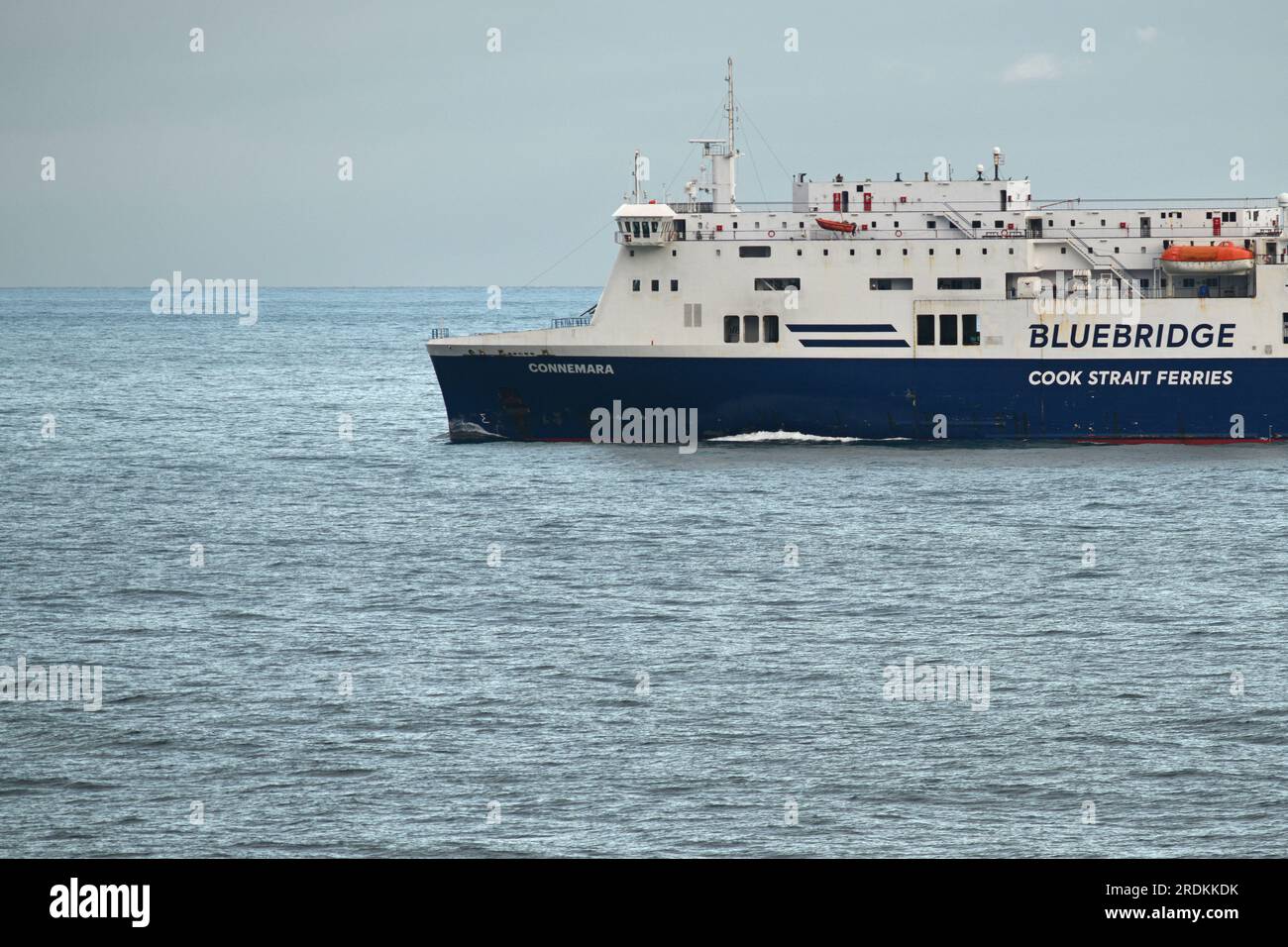 WELLINGTON, NEUSEELAND, 19. MAI 2023: Die Bluebridge Fähre Connemara überquert die Cook Strait nach Wellington, wie von der Interislander Fähre Atarere aus gesehen Stockfoto