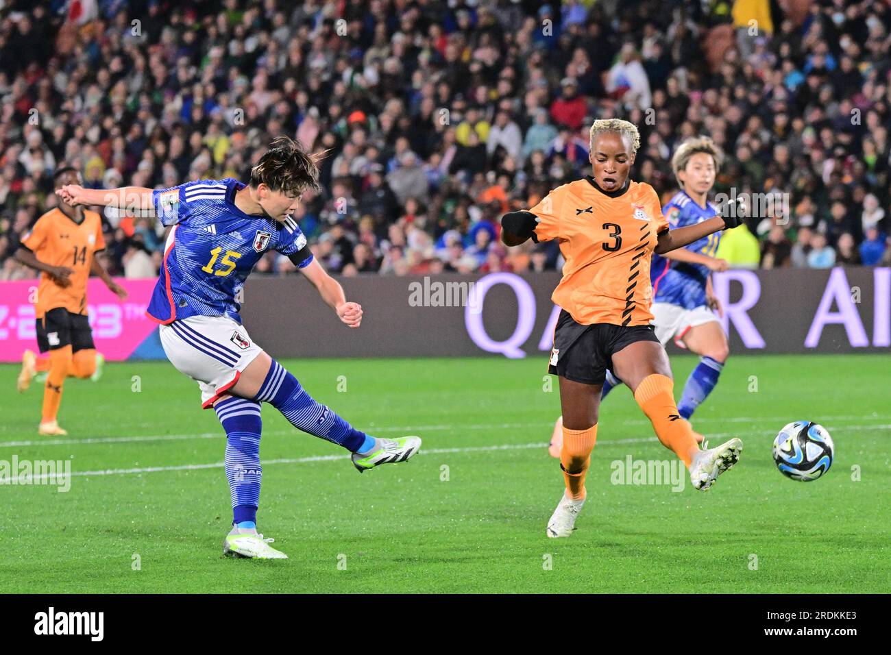 Hamilton, Neuseeland. 22. Juli 2023. Fujino Aoba (Front L) aus Japan schießt während des Spiels Gruppe C zwischen Sambia und Japan auf der FIFA Women's World Cup in Hamilton, Neuseeland, am 22. Juli 2023. Kredit: Zhu Wei/Xinhua/Alamy Live News Stockfoto