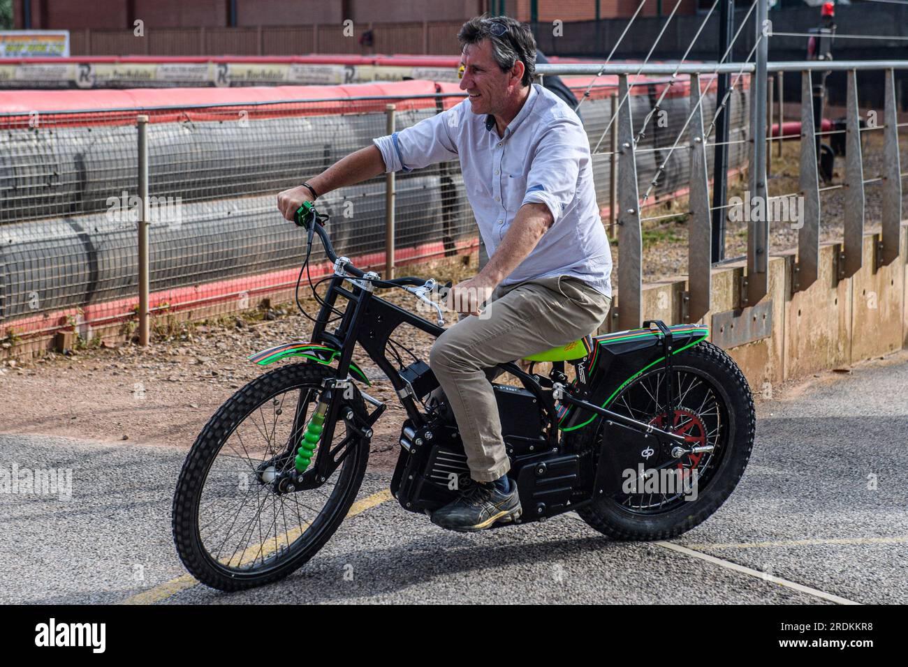 Mark Lemon, CEO von Belle Vue Speedway, dreht sich am Freitag, den 21. Juli 2023, bei den British Youth Speedway Championships im National Speedway Stadium in Manchester um die Boxen des neuen Electric Speedway Bike. (Foto: Ian Charles | MI News) Guthaben: MI News & Sport /Alamy Live News Stockfoto