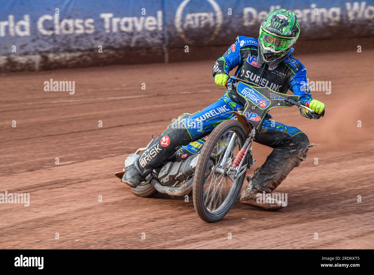 Alan West und Australia Junior Rider mit Sitz in Deutschland führt am Freitag, den 21. Juli 2023, während der British Youth Speedway Championships im National Speedway Stadium in Manchester einige Vorführrunden im National Speedway Stadium durch. (Foto: Ian Charles | MI News) Guthaben: MI News & Sport /Alamy Live News Stockfoto