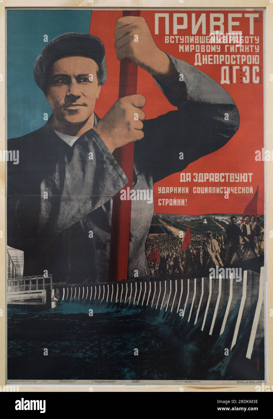 Gustav Klutsis (1895-1938). Russisch-lettischer Künstler. Grüße an den Weltriesen Dnieprostroi zum Beginn der Arbeit. Poster, 1932. Hochdruck auf Papier, 144,5 x 101,5 cm. Erster Fünfjahresplan der Sowjetunion (1928-1932), umgesetzt von Joseph Stalin. Das Wasserkraftwerk Dnieper wurde am Fluss Dnieper erbaut. Der Damm wurde von sowjetischen Architekten entworfen. Im Jahr 1932 wurde der Bau abgeschlossen und der größte Damm der Welt. Stockfoto