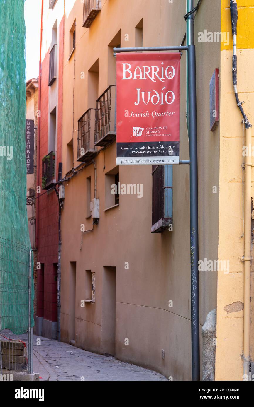 Segovia, Spanien, 03.10.21. Barrio Judio - Jüdisches Viertel von Segovia, enge mittelalterliche Straße mit Barrio Judio Schild. Stockfoto