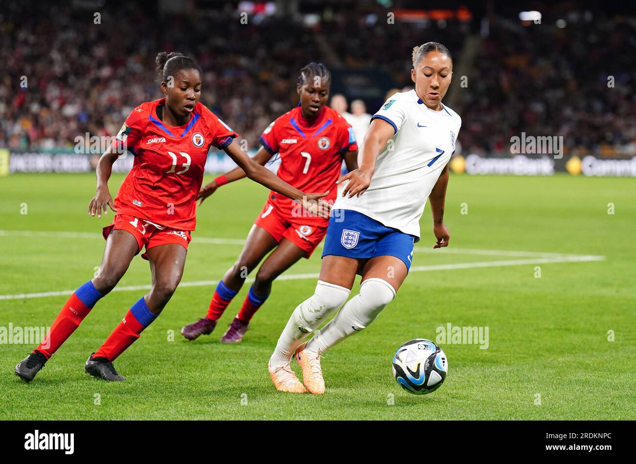 Lauren James aus England und Betina Petit-Frere aus Haiti kämpfen beim FIFA Women's World Cup 2023, Group D-Spiel im Brisbane Stadium, Brisbane. Bilddatum: Samstag, 22. Juli 2023. Stockfoto