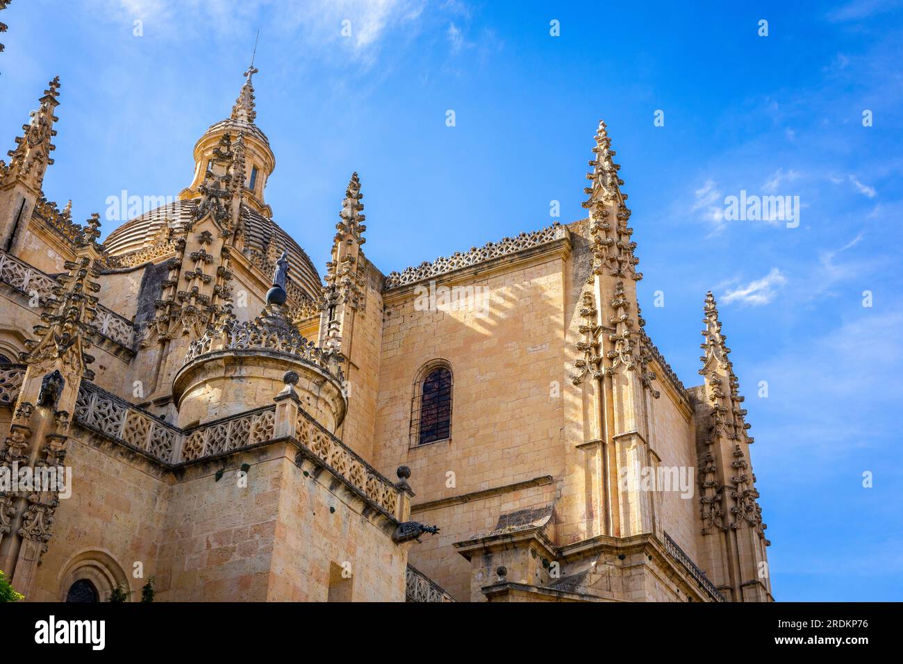 Kathedrale von Segovia, römisch-katholische Kathedrale im gotischen Stil auf der Plaza Mayor, Segovia, Spanien. Mittelalterliches Ziegelgebäude mit reich dekorativen Türmen. Stockfoto