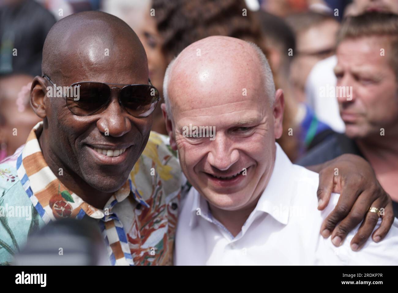 Berlin, Deutschland. 22. Juli 2023. Berlins Mayor (l) Kai Wegner und Joe Chialo, Berlins Kultursenator, Eröffnung der 45. Jährlichen CSD Parade in Berlin. Stockfoto