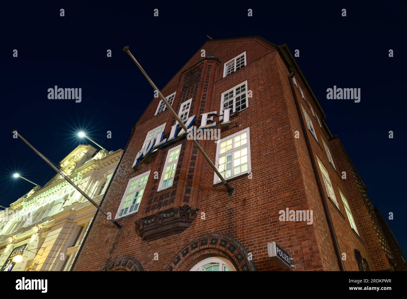 Hamburg - Juni 16 2023: Polizeikommissariat 15 Davidwache am Spielbudenplatz an der Reeperbahn bei Nacht. Stockfoto